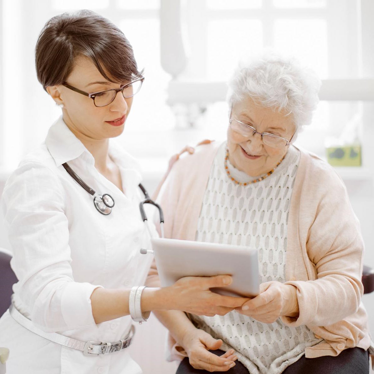 hero-elderly-woman-talking-to-doctor-square